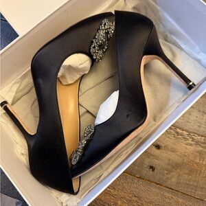 Manolo Blahnik Black Satin Heels Hangisi